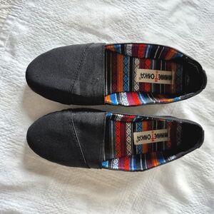 Minnetonka women's black size 6 slip on flats, VGUC